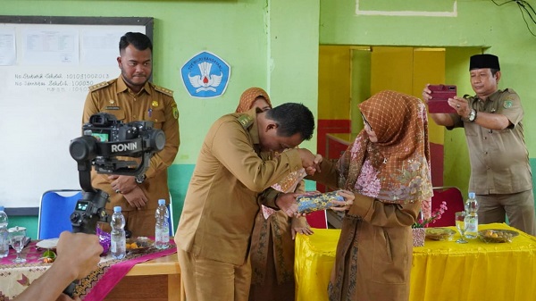 Ciuman Tangan Wabup Rohil Kepada Ibu Guru Saat Mengunjungi SDN 003